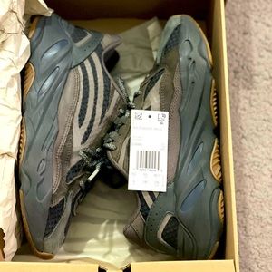 Yeezy GEODE 700 V2